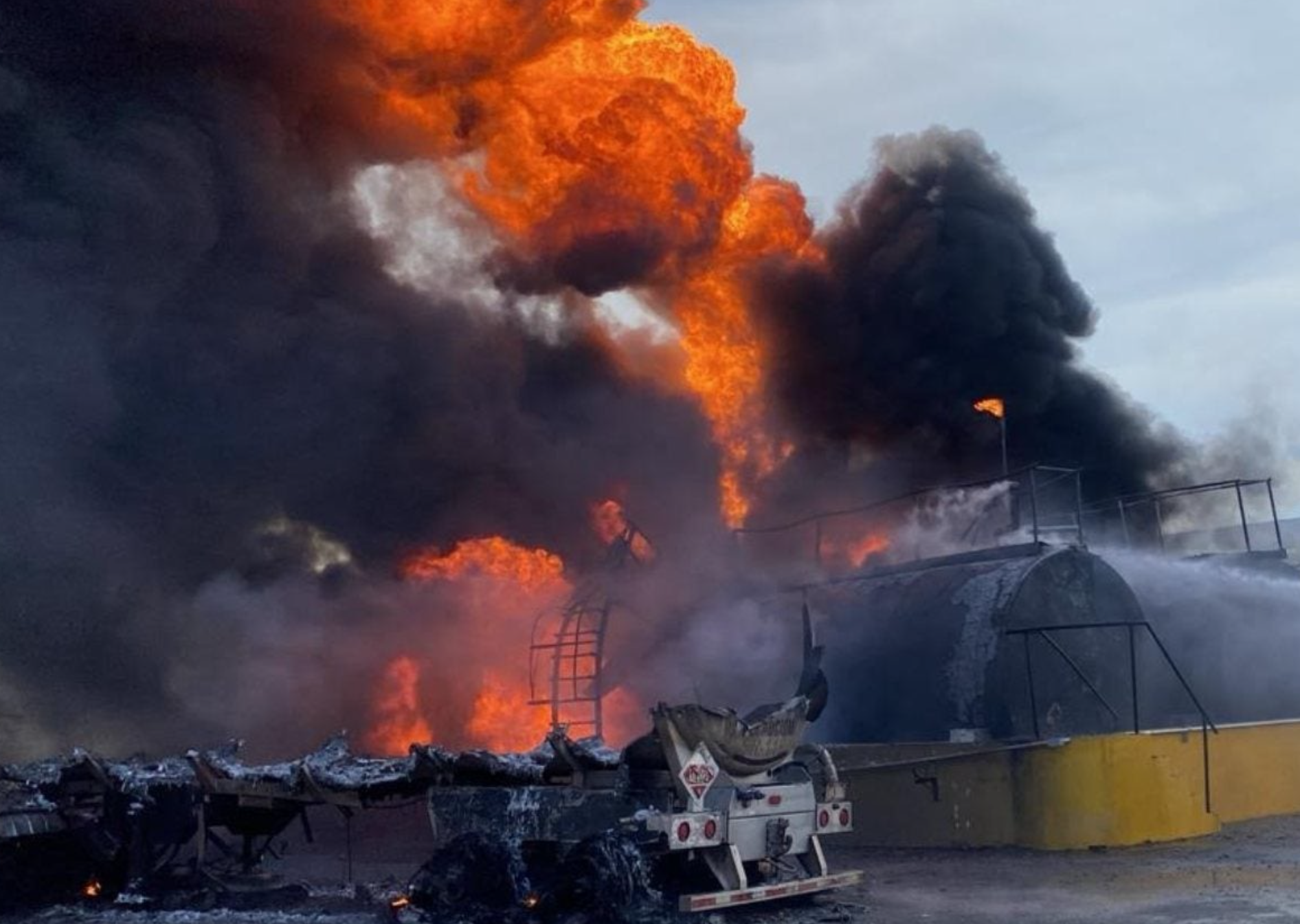 Incendio en NL consume tráileres